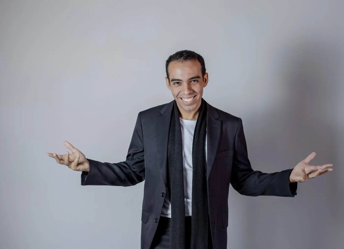 Yan Machado sorrindo de braços abertos